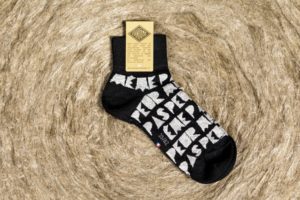 Linen socks made in France - "Même pas peur" pattern - Black and Pack Ice