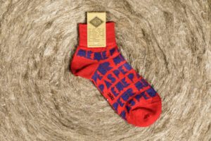 Linen socks made in France - "Même pas peur" pattern - Red and Night