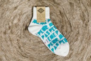 Linen socks made in France - "Même pas peur" pattern - White and Tropic