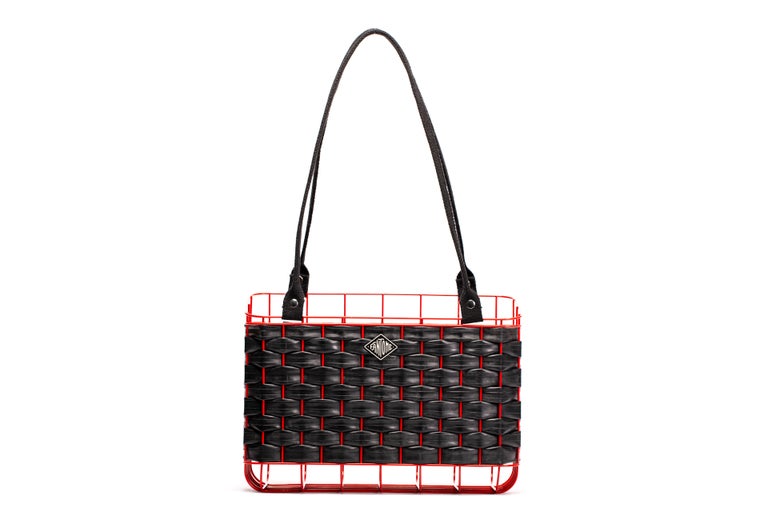 Panier en metal tresse main de chambres a air de velo surcyclees motif TRADI coloris rouge Maison Fantome