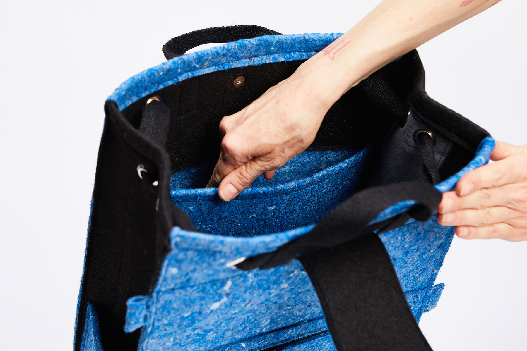 SAC_A_DOS_FANTOME_MADE_IN_FRANCE_RECYCLAGE_SURCYCLAGE_MODE_RESPONSABLE_DURABLE_ARISTIDE_POCHE_PLAQUEE_INT