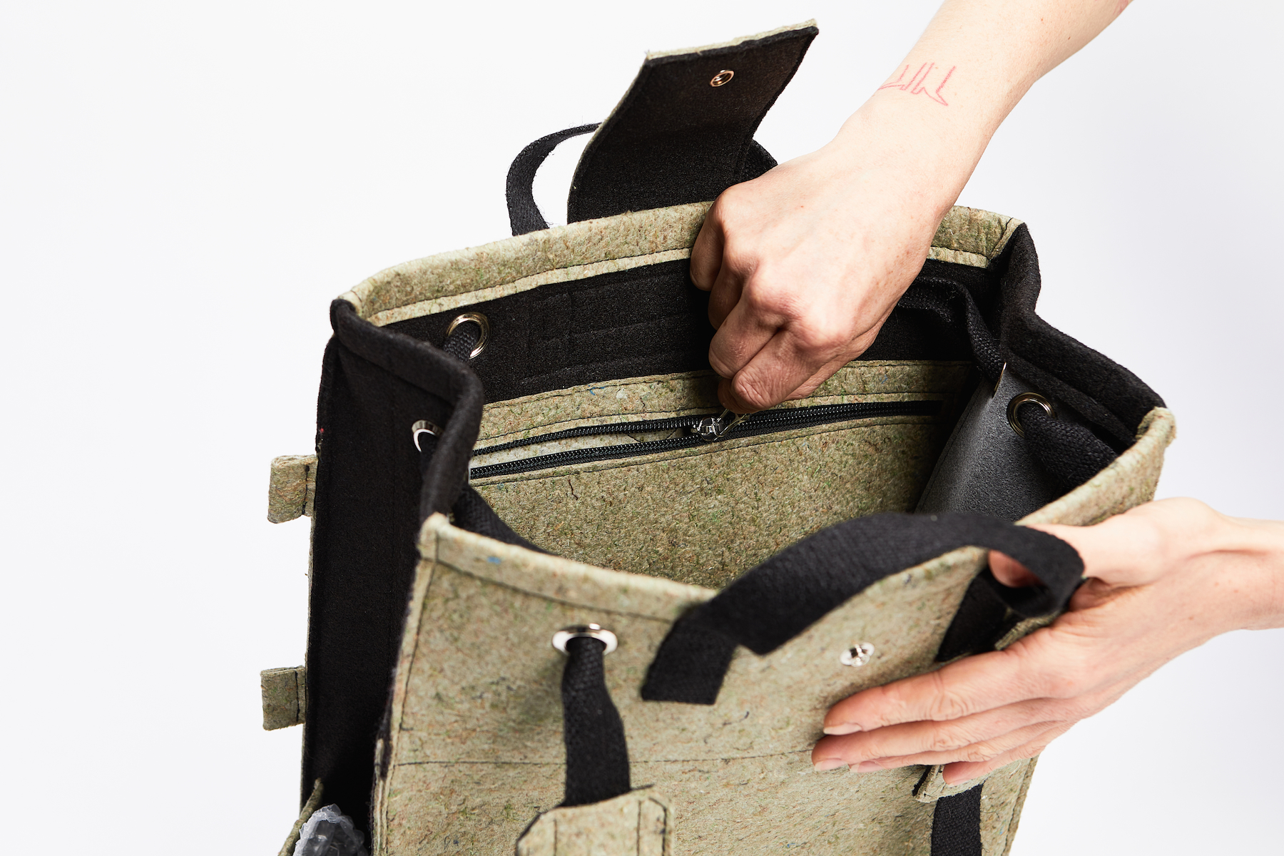 SAC_A_DOS_FANTOME_MADE_IN_FRANCE_RECYCLAGE_SURCYCLAGE_MODE_RESPONSABLE_DURABLE_ARISTIDE_TERRE_POCHE_ZIP_INT