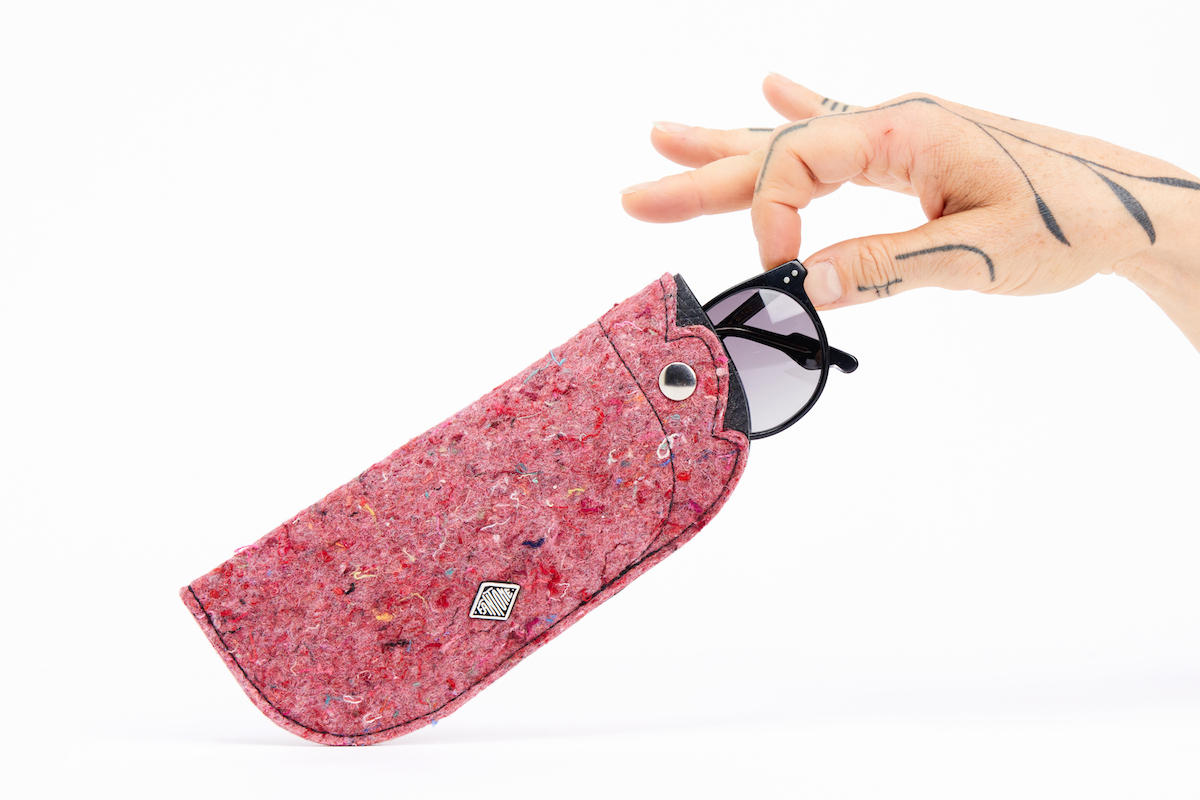 ETUI-LUNETTES_FEUTRINE_RECYCLEE_GRANITO_FANTOME_FANTOMINA_MODE_RESPONSABLE_MADE_IN_FRANCE-1 utilisation de matériaux recyclés et confection made in France. Mode alternative éco-conçu. Artisan du recyclage. solution pour utiliser les déchets. Femme engagée pour une mode responsable.