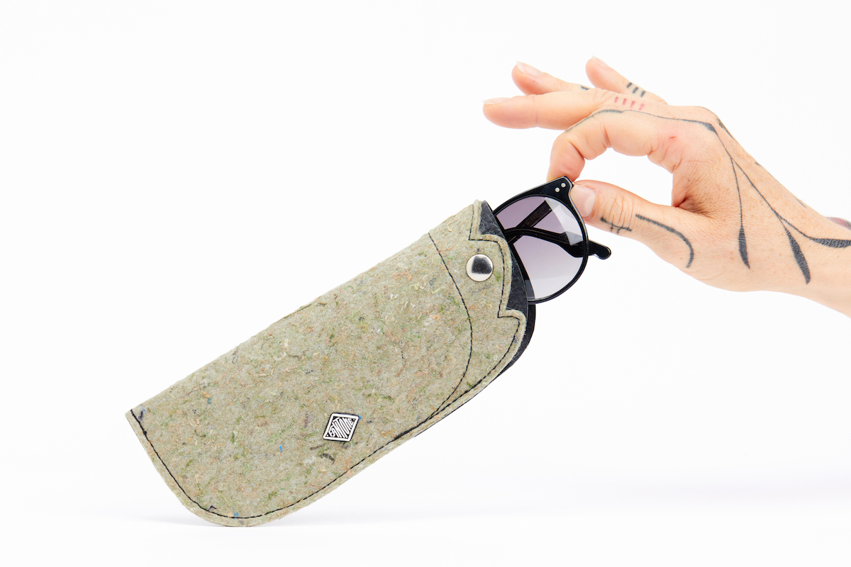 utilisation de matériaux recyclés et confection made in France. Mode alternative éco-conçu. Artisan du recyclage. solution pour utiliser les déchets. Femme engagée pour une mode responsable.