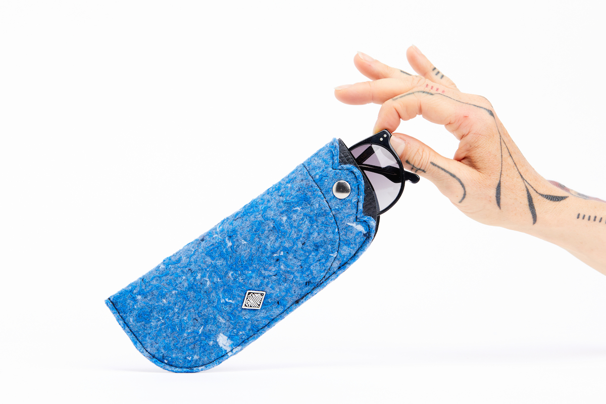 ETUI-LUNETTES_FEUTRINE_RECYCLEE_GRANITO_FANTOME_FANTOMINA_MODE_RESPONSABLE_MADE_IN_FRANCE-3 utilisation de matériaux recyclés et confection made in France. Mode alternative éco-conçu. Artisan du recyclage. solution pour utiliser les déchets. Femme engagée pour une mode responsable.