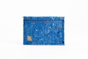 utilisation de matériaux recyclés et confection made in France. Mode alternative éco-conçu. Artisan du recyclage. solution pour utiliser les déchets. Femme engagée pour une mode responsable.