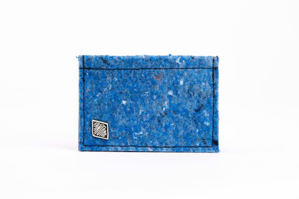 utilisation de matériaux recyclés et confection made in France. Mode alternative éco-conçu. Artisan du recyclage. solution pour utiliser les déchets. Femme engagée pour une mode responsable.