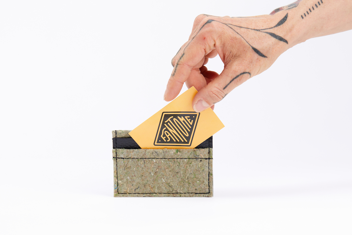 utilisation de matériaux recyclés et confection made in France. Mode alternative éco-conçu. Artisan du recyclage. solution pour utiliser les déchets. Femme engagée pour une mode responsable.