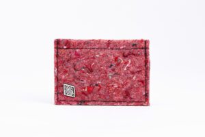 utilisation de matériaux recyclés et confection made in France. Mode alternative éco-conçu. Artisan du recyclage. solution pour utiliser les déchets. Femme engagée pour une mode responsable.