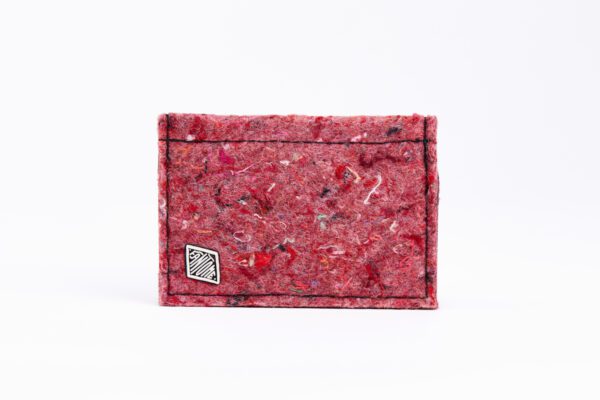 utilisation de matériaux recyclés et confection made in France. Mode alternative éco-conçu. Artisan du recyclage. solution pour utiliser les déchets. Femme engagée pour une mode responsable.