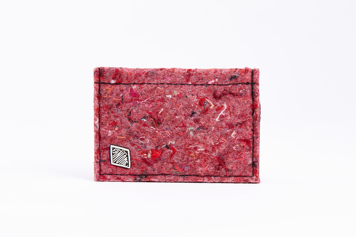 PORTE_CARTES_FEUTRINE_RECYCLEE_GRANITO_FANTOME_ECTOPLASMO_MODE_RESPONSABLE_MADE_IN_FRANCE-14 utilisation de matériaux recyclés et confection made in France. Mode alternative éco-conçu. Artisan du recyclage. solution pour utiliser les déchets. Femme engagée pour une mode responsable.