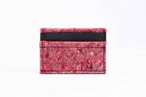 utilisation de matériaux recyclés et confection made in France. Mode alternative éco-conçu. Artisan du recyclage. solution pour utiliser les déchets. Femme engagée pour une mode responsable.