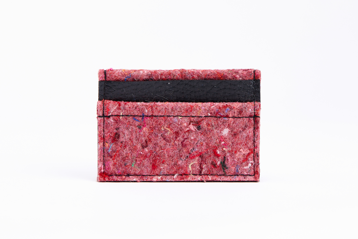 PORTE_CARTES_FEUTRINE_RECYCLEE_GRANITO_FANTOME_ECTOPLASMO_MODE_RESPONSABLE_MADE_IN_FRANCE-15 utilisation de matériaux recyclés et confection made in France. Mode alternative éco-conçu. Artisan du recyclage. solution pour utiliser les déchets. Femme engagée pour une mode responsable.