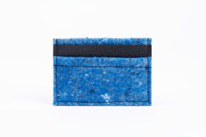 utilisation de matériaux recyclés et confection made in France. Mode alternative éco-conçu. Artisan du recyclage. solution pour utiliser les déchets. Femme engagée pour une mode responsable.