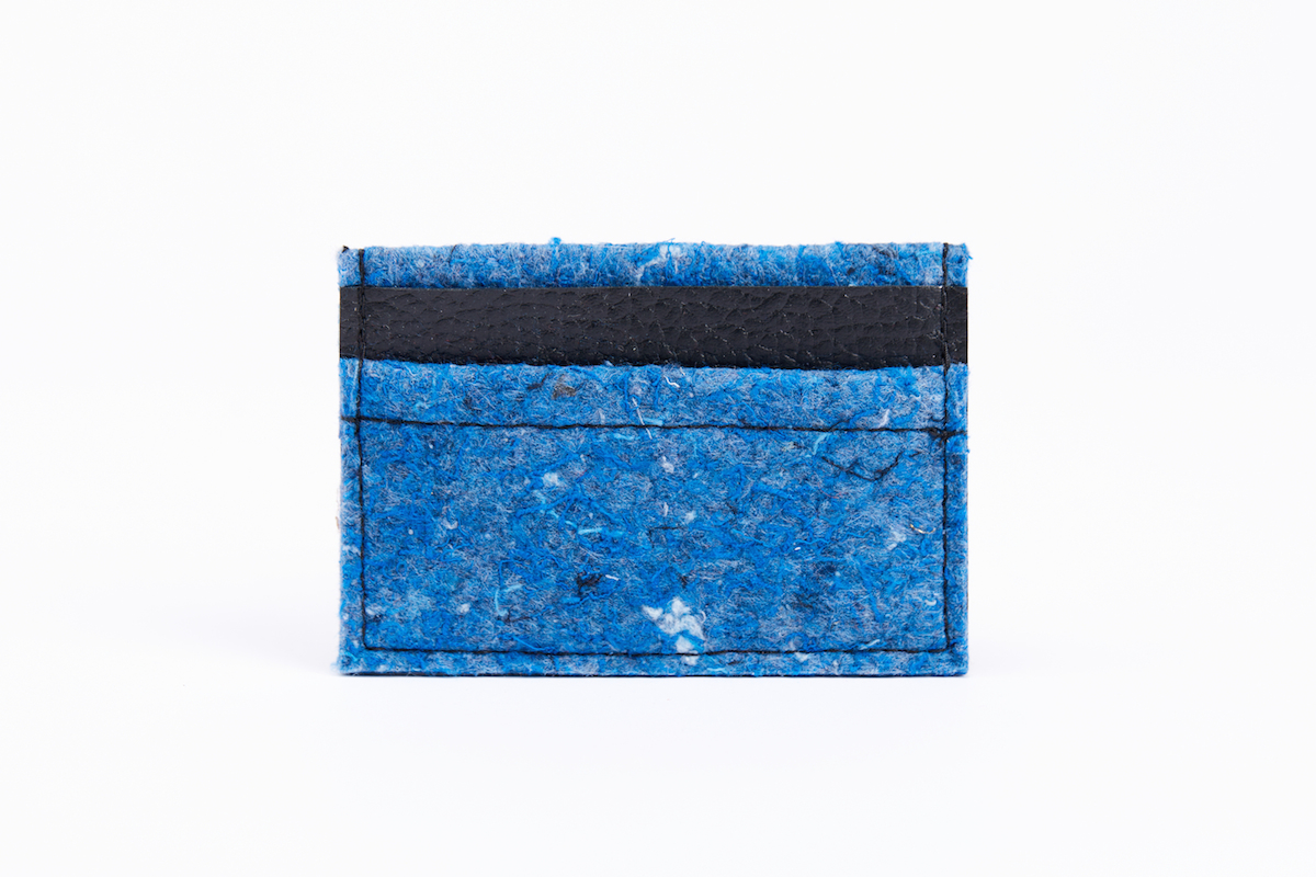 utilisation de matériaux recyclés et confection made in France. Mode alternative éco-conçu. Artisan du recyclage. solution pour utiliser les déchets. Femme engagée pour une mode responsable.