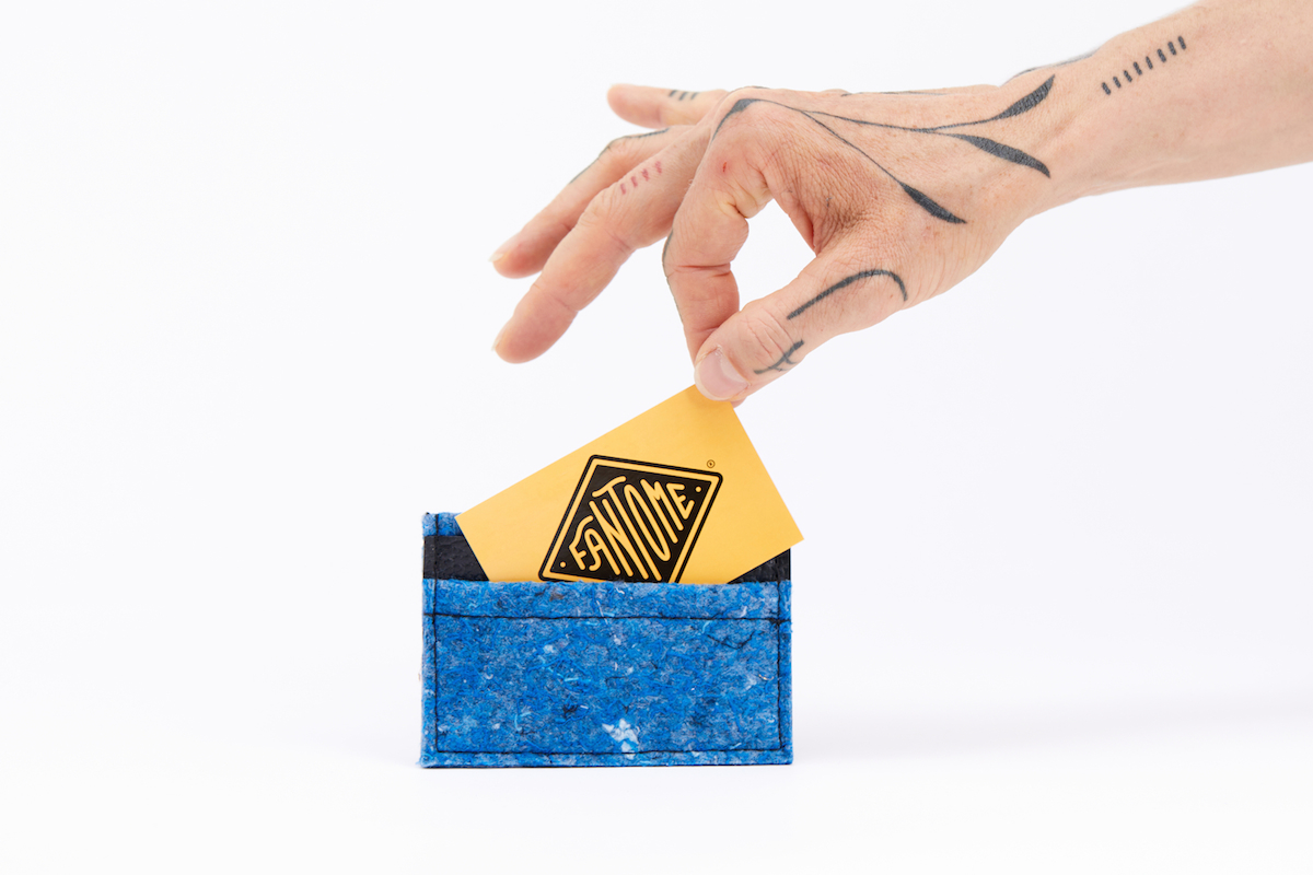 utilisation de matériaux recyclés et confection made in France. Mode alternative éco-conçu. Artisan du recyclage. solution pour utiliser les déchets. Femme engagée pour une mode responsable.