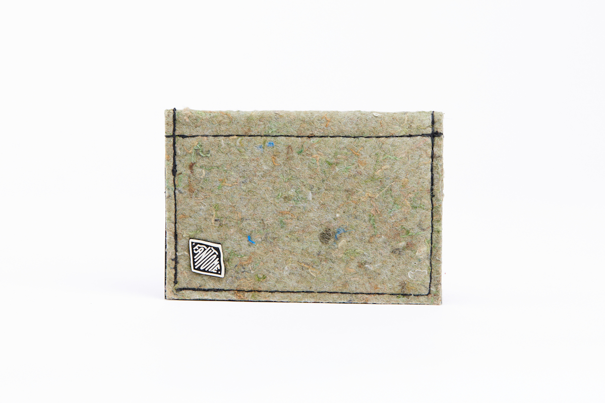 utilisation de matériaux recyclés et confection made in France. Mode alternative éco-conçu. Artisan du recyclage. solution pour utiliser les déchets. Femme engagée pour une mode responsable.