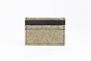 utilisation de matériaux recyclés et confection made in France. Mode alternative éco-conçu. Artisan du recyclage. solution pour utiliser les déchets. Femme engagée pour une mode responsable.