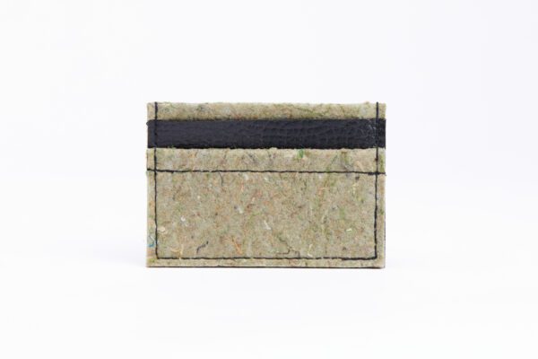 utilisation de matériaux recyclés et confection made in France. Mode alternative éco-conçu. Artisan du recyclage. solution pour utiliser les déchets. Femme engagée pour une mode responsable.