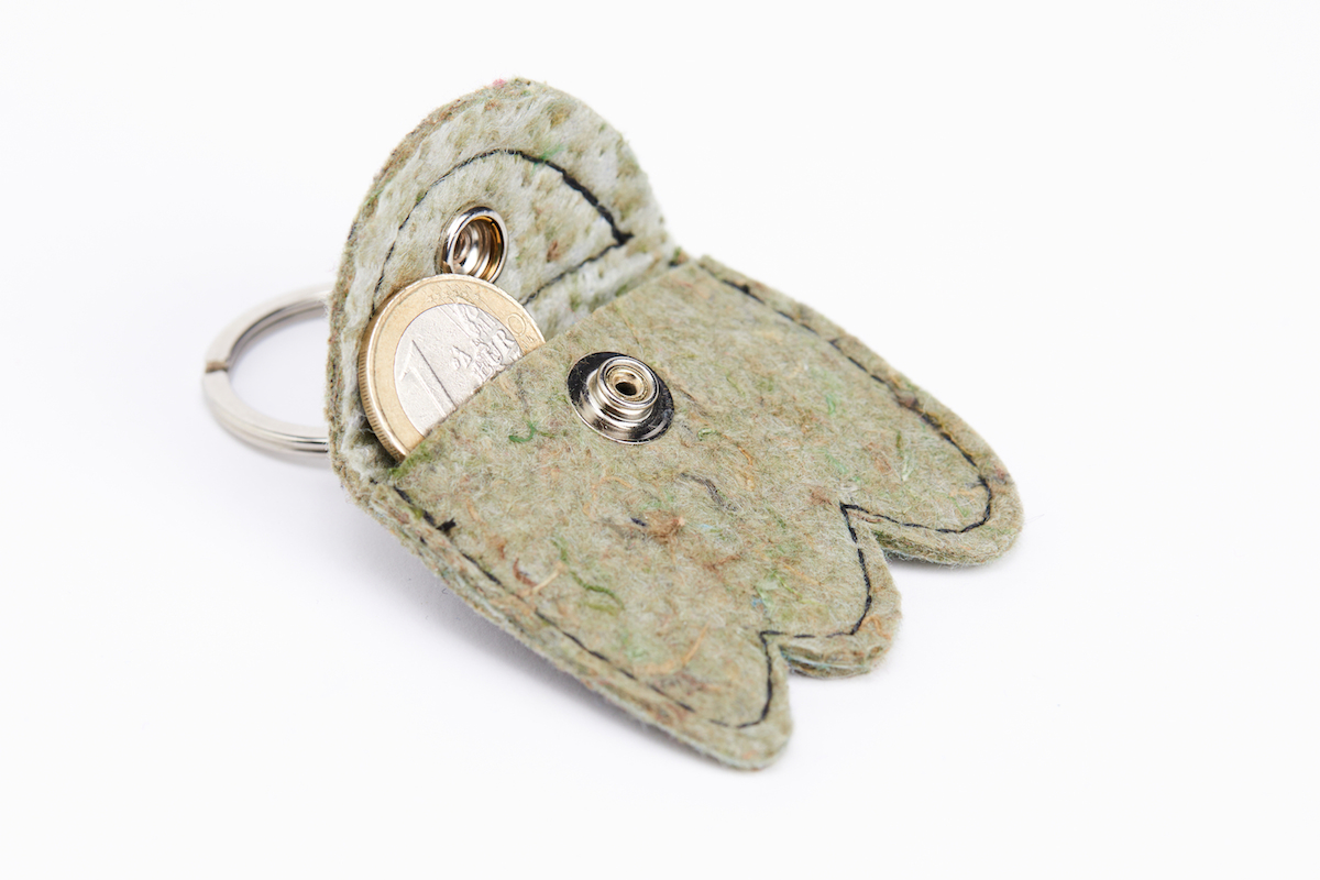 PORTE_CLEFS_FEUTRINE_RECYCLEE_GRANITO_FANTOME_CASPERITO_MODE_RESPONSABLE_MADE_IN_FRANCE-18 utilisation de matériaux recyclés et confection made in France. Mode alternative éco-conçu. Artisan du recyclage. solution pour utiliser les déchets.