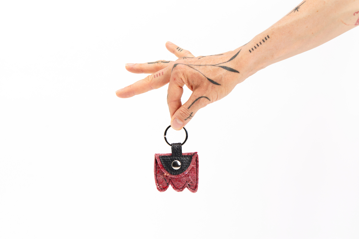 utilisation de matériaux recyclés et confection made in France. Mode alternative éco-conçu. Artisan du recyclage. solution pour utiliser les déchets.