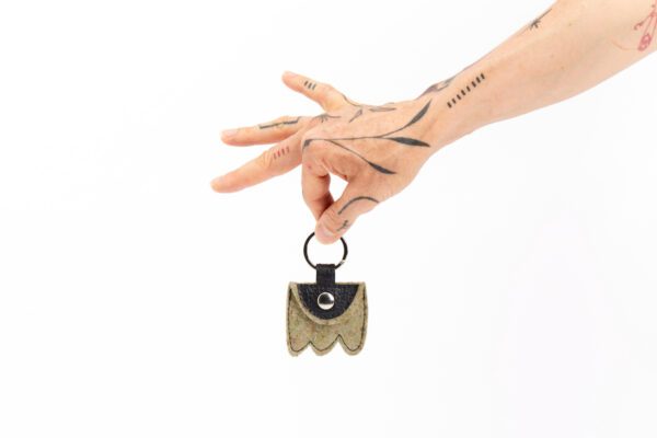 utilisation de matériaux recyclés et confection made in France. Mode alternative éco-conçu. Artisan du recyclage. solution pour utiliser les déchets. Femme engagée pour une mode responsable.