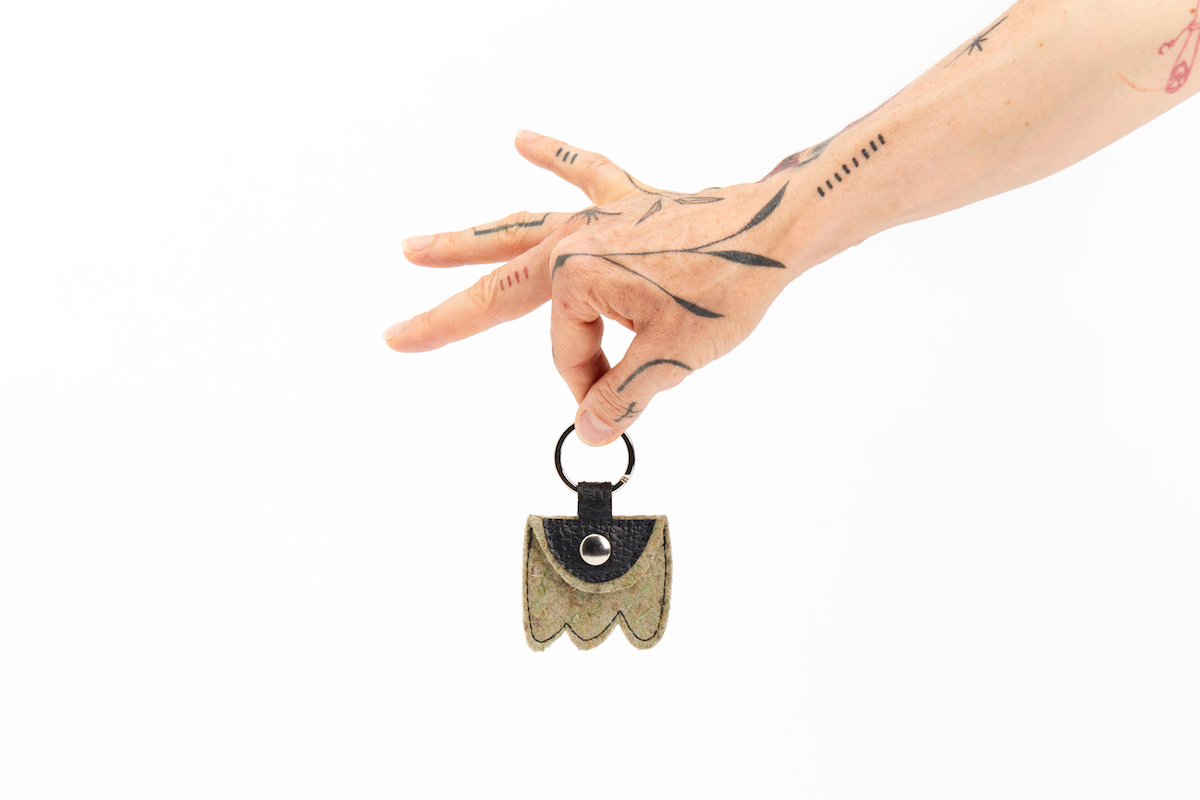 PORTE_CLEFS_FEUTRINE_RECYCLEE_GRANITO_FANTOME_CASPERITO_MODE_RESPONSABLE_MADE_IN_FRANCE-3 utilisation de matériaux recyclés et confection made in France. Mode alternative éco-conçu. Artisan du recyclage. solution pour utiliser les déchets. Femme engagée pour une mode responsable.