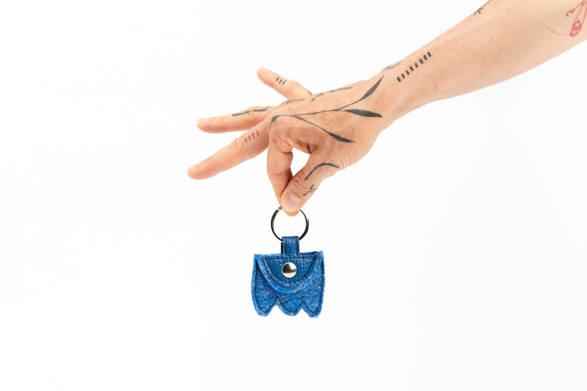 PORTE_CLEFS_FEUTRINE_RECYCLEE_GRANITO_FANTOME_CASPERITO_MODE_RESPONSABLE_MADE_IN_FRANCE-5 utilisation de matériaux recyclés et confection made in France. Mode alternative éco-conçu. Artisan du recyclage. solution pour utiliser les déchets. Femme engagée pour une mode responsable.