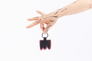 utilisation de matériaux recyclés et confection made in France. Mode alternative éco-conçu. Artisan du recyclage. solution pour utiliser les déchets. Femme engagée pour une mode responsable.