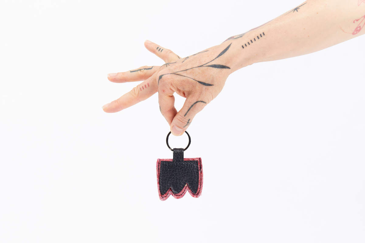 utilisation de matériaux recyclés et confection made in France. Mode alternative éco-conçu. Artisan du recyclage. solution pour utiliser les déchets. Femme engagée pour une mode responsable.