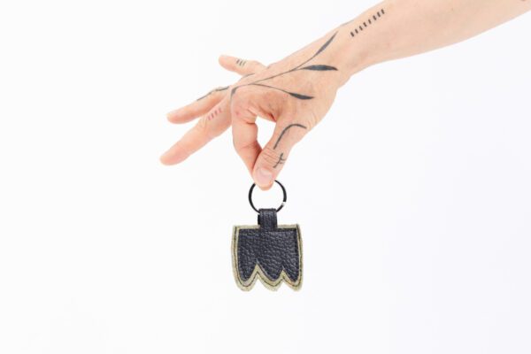 utilisation de matériaux recyclés et confection made in France. Mode alternative éco-conçu. Artisan du recyclage. solution pour utiliser les déchets. Femme engagée pour une mode responsable.