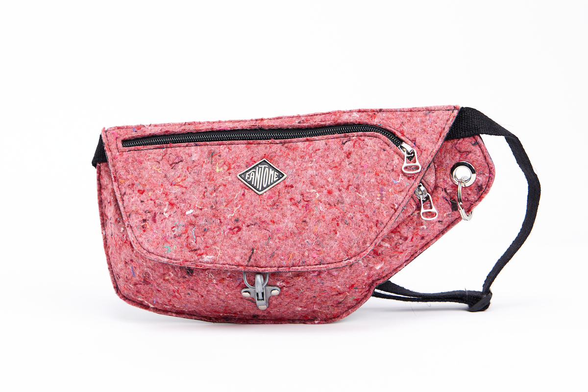 SAC_FEUTRINE_RECYCLEE_GRANITO_IVY_FANTOME_MODE_RESPONSABLE_MADE_IN_FRANCE-10 utilisation de matériaux recyclés et confection made in France. Mode alternative éco-conçu. Artisan du recyclage. solution pour utiliser les déchets. Femme engagée pour une mode responsable.