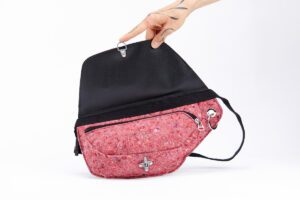 utilisation de matériaux recyclés et confection made in France. Mode alternative éco-conçu. Artisan du recyclage. solution pour utiliser les déchets. Femme engagée pour une mode responsable.