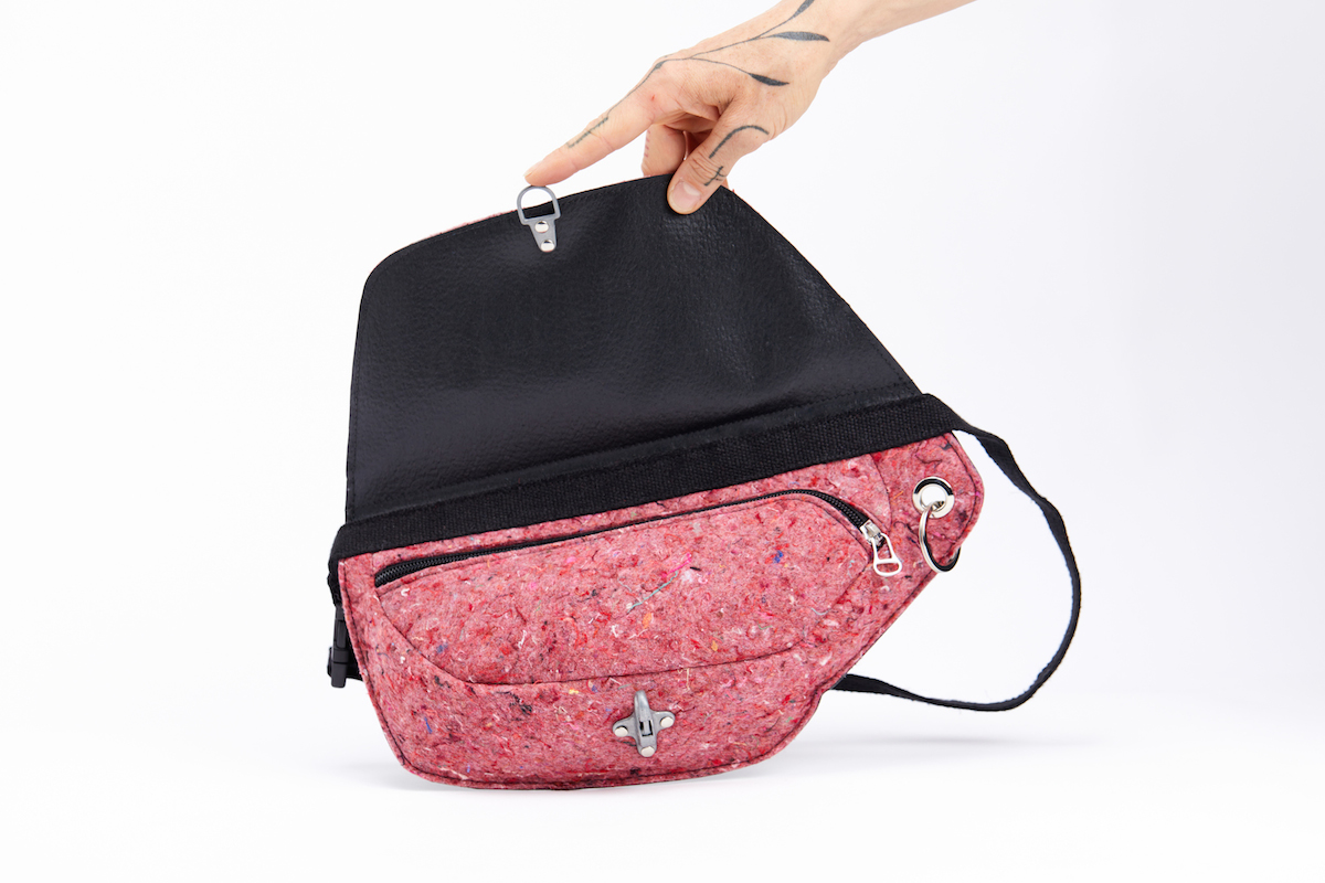 SAC_FEUTRINE_RECYCLEE_GRANITO_IVY_FANTOME_MODE_RESPONSABLE_MADE_IN_FRANCE-11 utilisation de matériaux recyclés et confection made in France. Mode alternative éco-conçu. Artisan du recyclage. solution pour utiliser les déchets. Femme engagée pour une mode responsable.