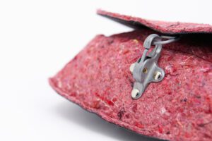 utilisation de matériaux recyclés et confection made in France. Mode alternative éco-conçu. Artisan du recyclage. solution pour utiliser les déchets. Femme engagée pour une mode responsable.