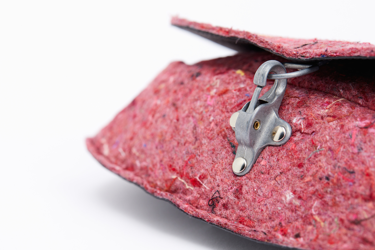 SAC_FEUTRINE_RECYCLEE_GRANITO_IVY_FANTOME_MODE_RESPONSABLE_MADE_IN_FRANCE-12 utilisation de matériaux recyclés et confection made in France. Mode alternative éco-conçu. Artisan du recyclage. solution pour utiliser les déchets. Femme engagée pour une mode responsable.