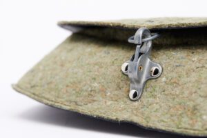 utilisation de matériaux recyclés et confection made in France. Mode alternative éco-conçu. Artisan du recyclage. solution pour utiliser les déchets. Femme engagée pour une mode responsable.