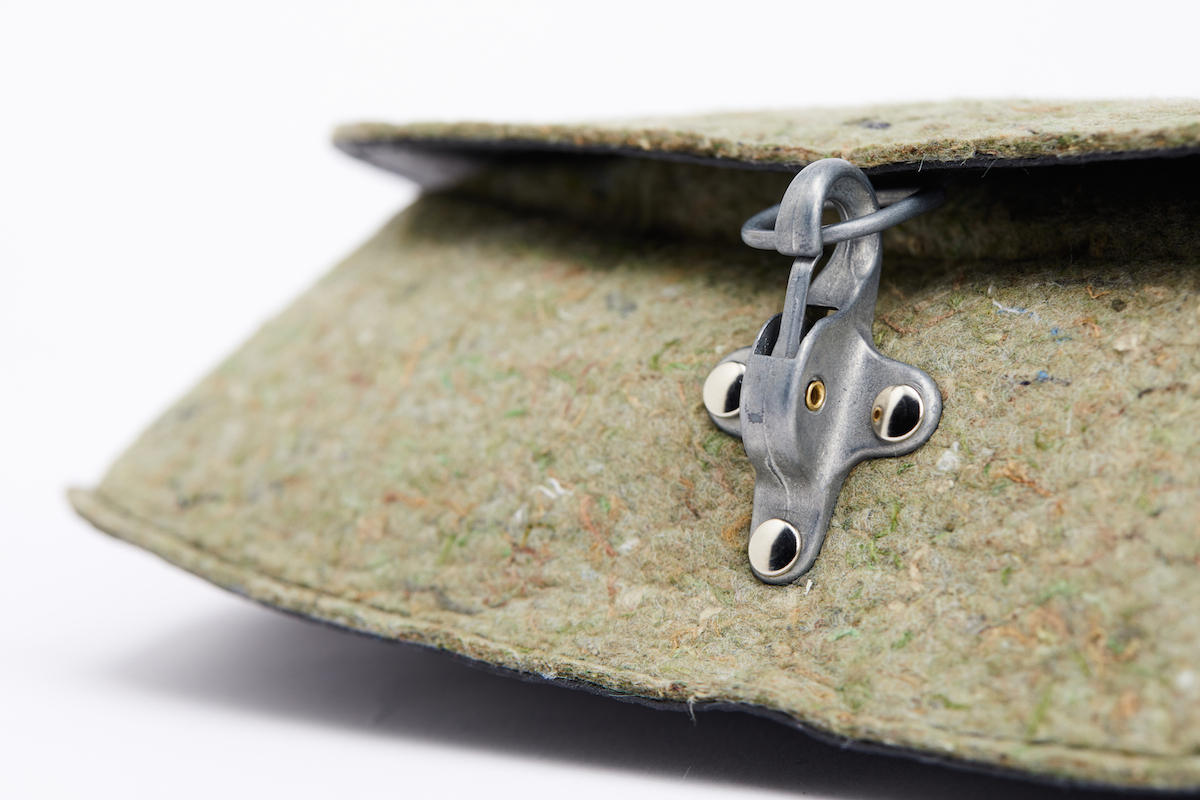 SAC_FEUTRINE_RECYCLEE_GRANITO_IVY_FANTOME_MODE_RESPONSABLE_MADE_IN_FRANCE-9 utilisation de matériaux recyclés et confection made in France. Mode alternative éco-conçu. Artisan du recyclage. solution pour utiliser les déchets. Femme engagée pour une mode responsable.