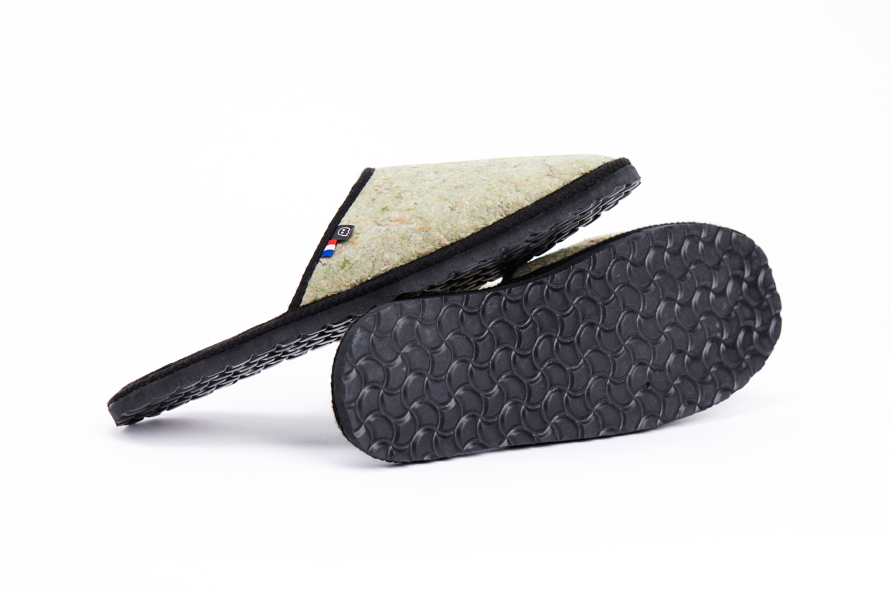 MULES_CHAUSSONS_FEUTRINE_RECYCLEE_GRANITO_FANTOME_MODE_RESPONSABLE_MADE_IN_FRANCE-10 mules chaussons made in france en textiles recyclé. la mode du futur