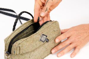 sac à main réalisé à partir de matériaux issus du recyclage. Confection éthique, confection française. maroquinerie alternative.